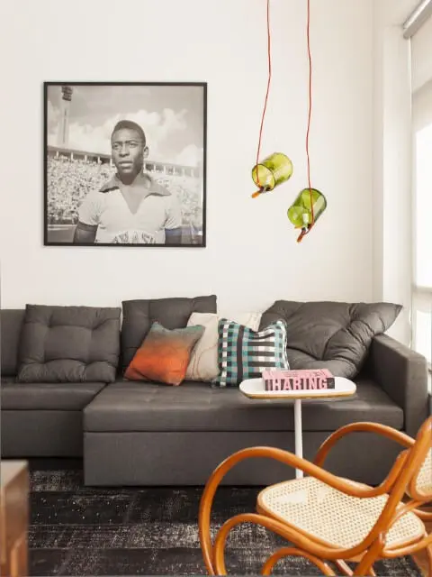 Decoração de sala com sofá com chaise Projeto de Mauricio Arruda