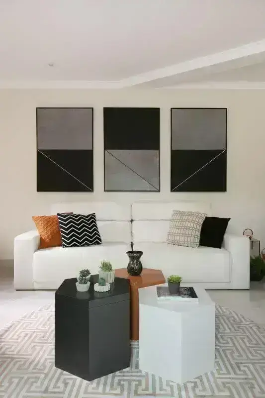 Decoração de sala de estar com mesas de centro com baú Projeto de Bianchi Lima