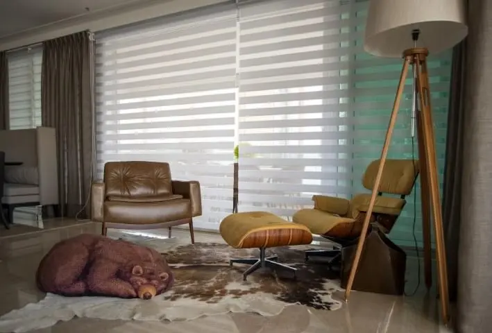 Decoração de sala de estar com poltrona Charles Eames e puff de urso Projeto de Orlane