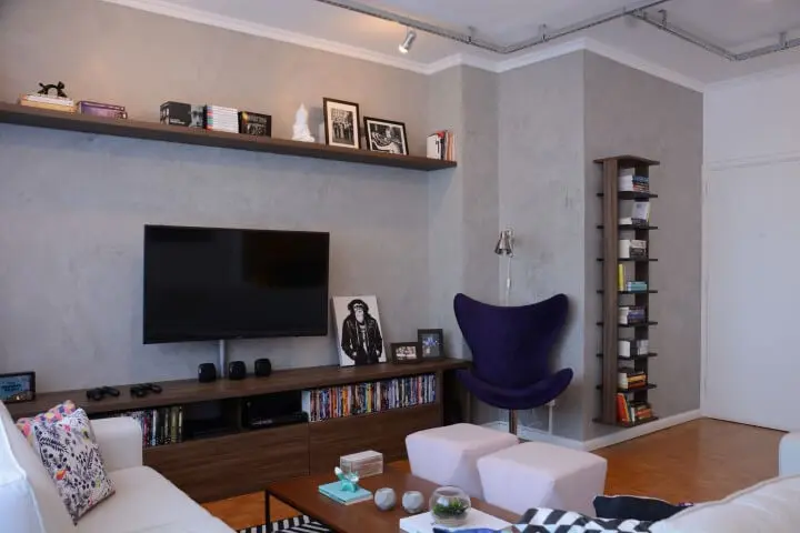 Decoração de sala de estar com poltrona azul Projeto de Nathalia Bilibio Schwinn