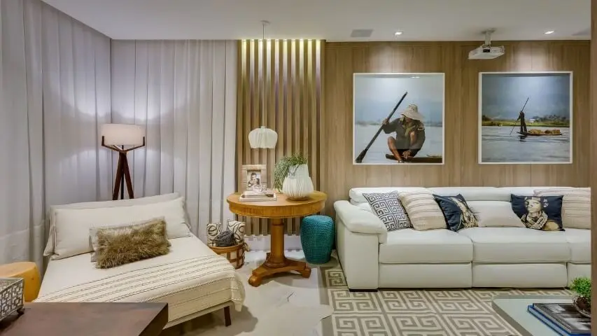Decoração de sala de estar com revestimento de madeira e cores claras Projeto de Escritório Renata Pisani
