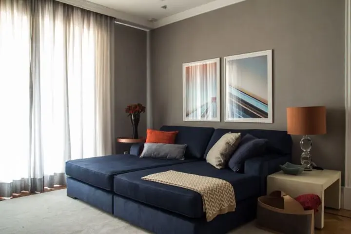 Decoração de sala de estar com sofá-cama de casal Projeto de Marilia Veiga