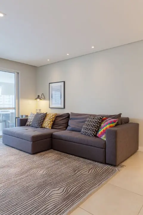 Decoração de sala de estar com sofá cinza e almofadas coloridas Projeto de Anna Maria Parisi