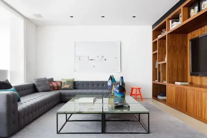 Decoração de sala de estar com sofá de canto amplo Projeto de Suite Arquitetos