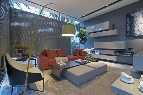 Decoração de sala de estar em tons de cinza com sofá terracota Projeto de Joia Bergamo