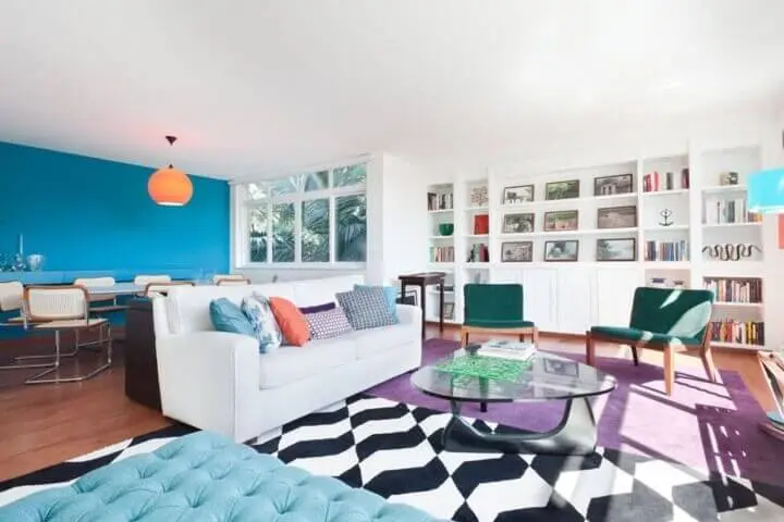 Decoração de sala integrada colorida Projeto de Suite Arquitetos