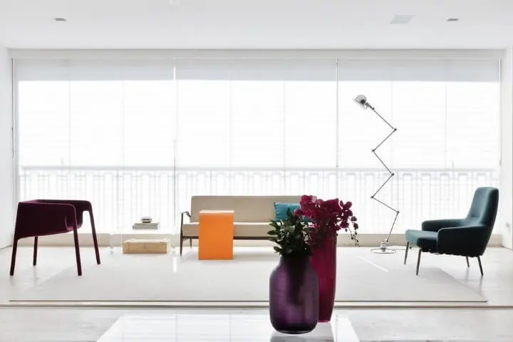 Decoração de sala minimalista com sofá tradicional e poltronas Projeto de Suite Arquitetos