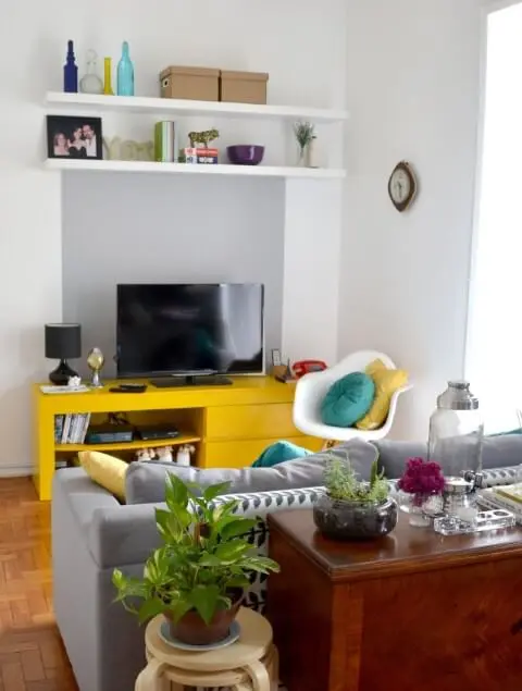 Decoração de sala pequena com rack amarelo Projeto de Camila Muniz