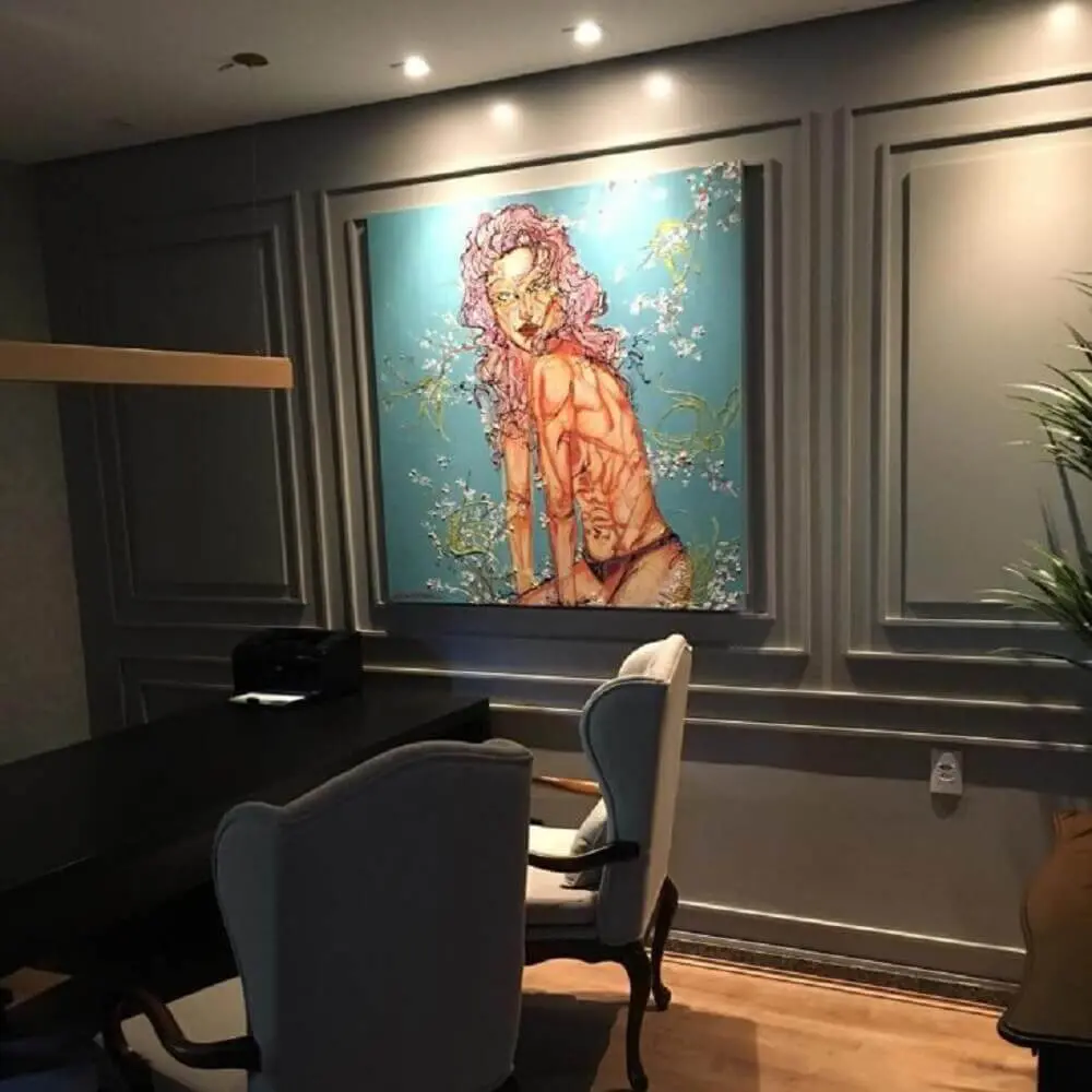 Decoração moderna para escritório com boiserie pintado de cinza e grande quadro Foto Dayane Moreschi