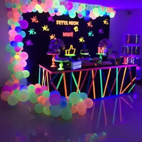 Decoração neon com balões e lâmpadas Foto de Pinterest