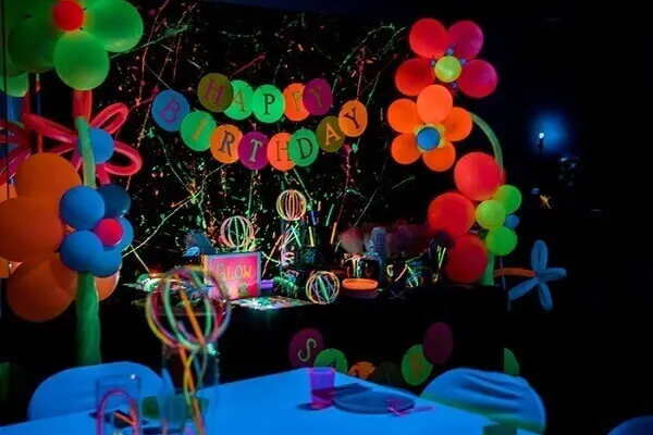 Decoração neon com balões e tinta colorida Foto de Kara's Party Ideas