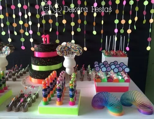 Decoração neon com bolo e doces em cores neon Foto de Dekora Festas