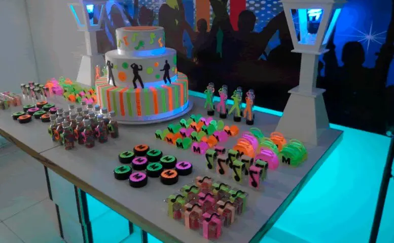 Decoração neon com doces e embalagens em cores neon Foto de Montando Festa