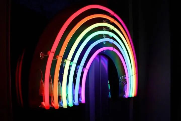 Decoração neon com luminária de arco-íris na parede Foto de Unsplash