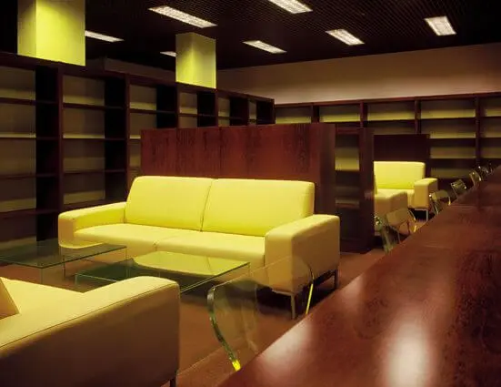 Decoração neon com sofás amarelos Projeto de Brunete Fraccaroli