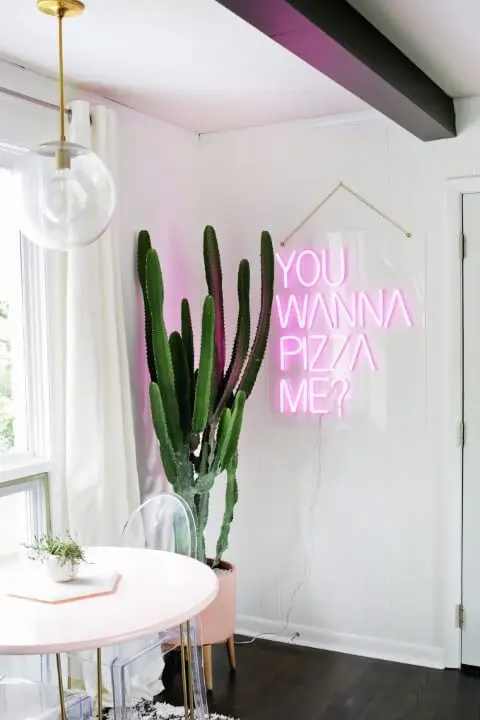 Decoração neon cor de rosa com frase you wanna pizza me Foto de Pinterest