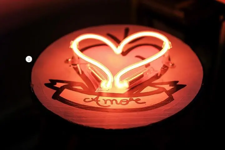 Decoração neon em formato de coração Projeto de Casa Aberta