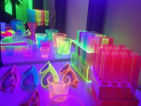 Decoração neon em itens da mesa Foto de Pinterest