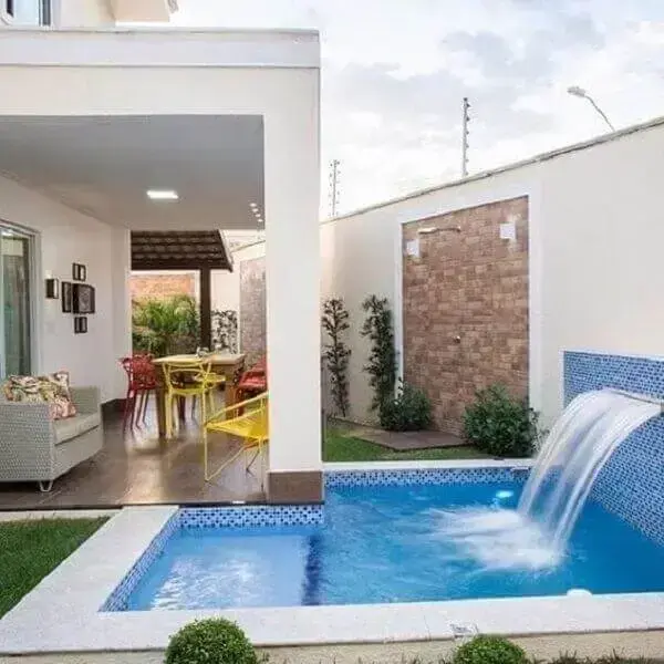 Esse modelo de piscina abraça a construção da casa