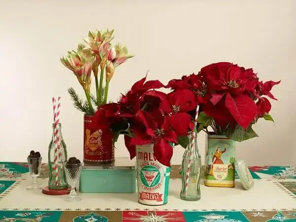 Flor de natal em utensílios vintage