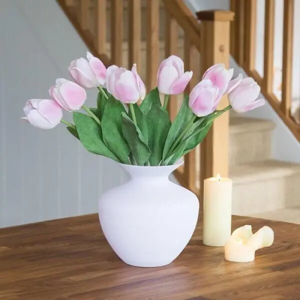 Flores artificiais em vaso complementa a decoração da sala
