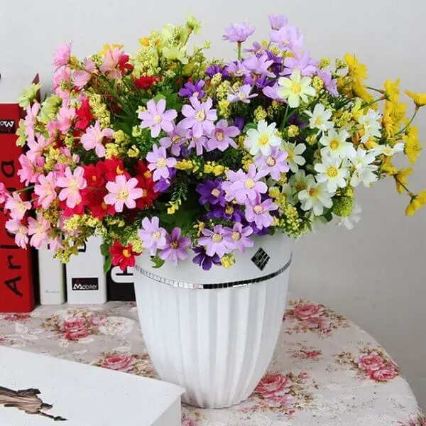 Flores artificiais na decoração de mesa