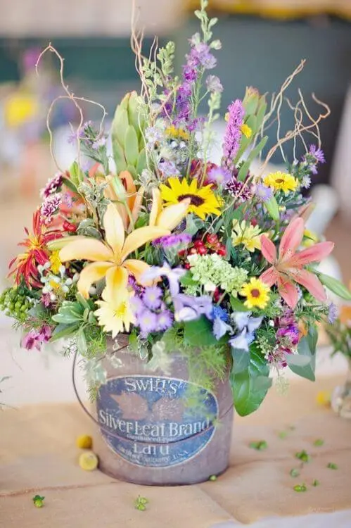 Flores do campo variadas em pote com visual rústico Foto de Pinterest