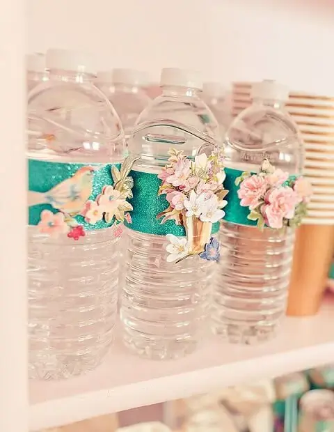Garrafas d'água decorada com flores e passarinhos em decoração de festa de jardim encantado Foto de Encontrando Ideias