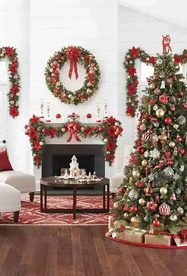 Guirlanda, pinheiro e festão de natal complementam a decoração da sala