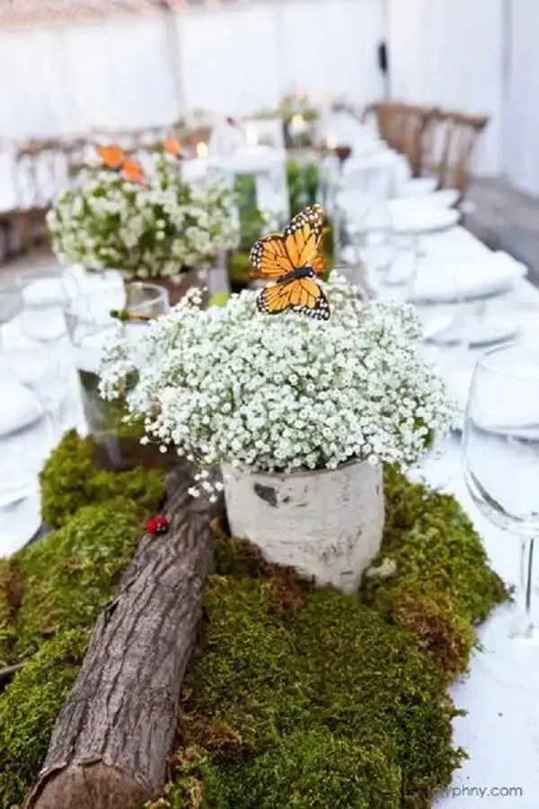 Inove na decoração e espalhe flores pela mesa dos convidados
