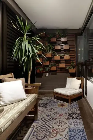 Jardim vertical em treliça e cachepots de madeira Projeto de Juliana Conforto