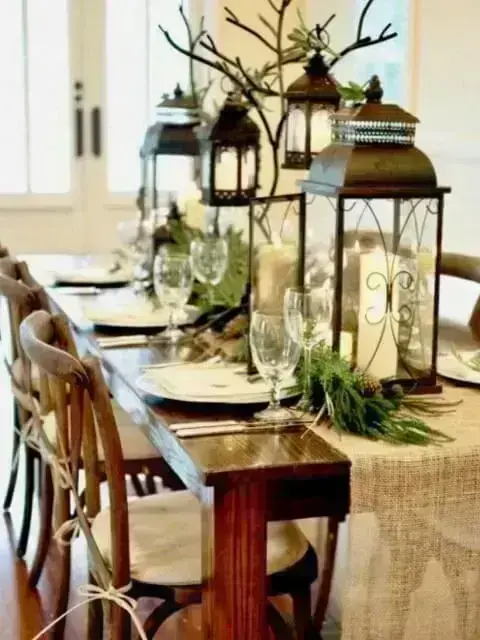 Decorative lamps as Christmas dinner table ornaments Photo by Pinterest