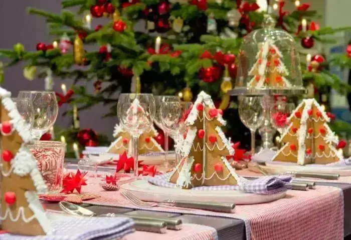 Mesa de ceia de natal com árvores de natal feitas de biscoito Foto de Decoholic