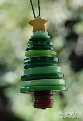 Mini árvore de natal artesanal feita de botões Foto de Pinterest