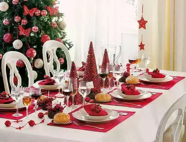 Mini árvores de natal vermelhas em mesa de ceia de natal Foto de Pinterest