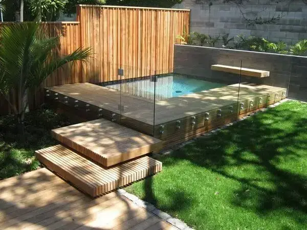 Modelo de piscina pequena com divisória de vidro