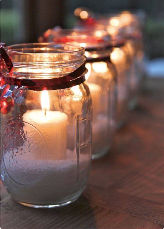 Os potes de vidro podem abrigar velas e formar lindos enfeites natalinos