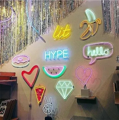 Parede com decoração neon com luminárias coloridas Foto de Urban Outfitters