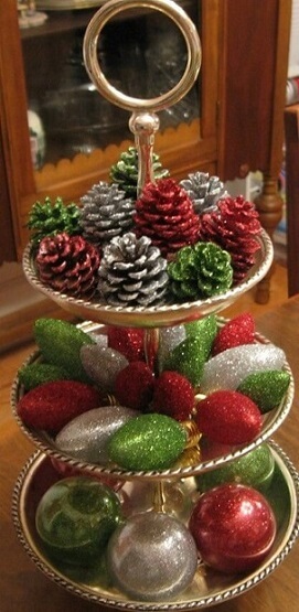 Pinhas e bolas de natal com glitter em mesa de ceia de natal Foto de Pinterest