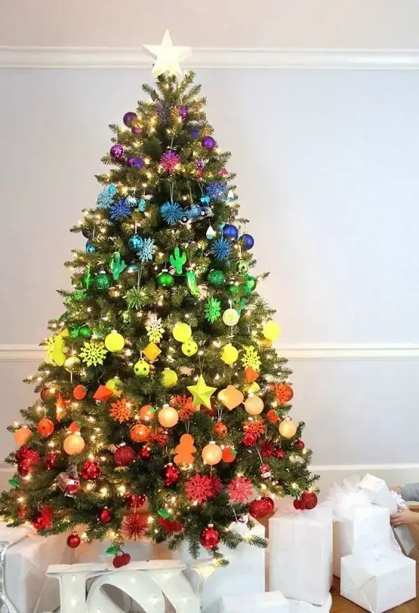 Pinheiro de natal com decoração divertida e colorida