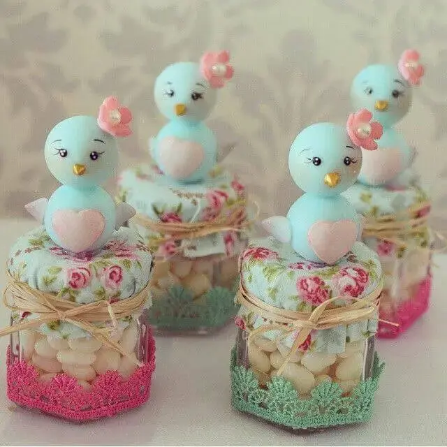 Potinhos de vidro com passarinhos de biscuit em decoração jardim encantado Foto de Pinterest