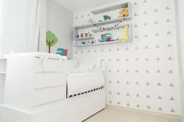 Quarto de bebê com papel de parede e estante para brinquedos