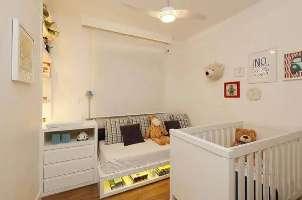 Quarto de bebê masculino branco com sofá