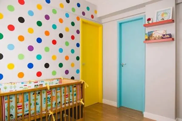 Quarto de bebê masculino com papel de parede colorido
