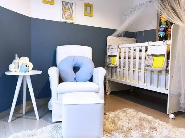 Quarto de bebê masculino com parede branca e azul marinho