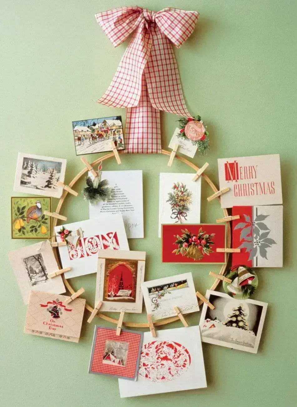 How about creating this beautiful Christmas craft with wooden garland, brooches and cards?