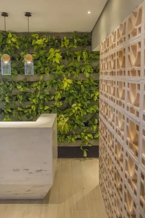 Recepção com parede verde de jardim vertical Projeto de Galpão Design Arquitetura