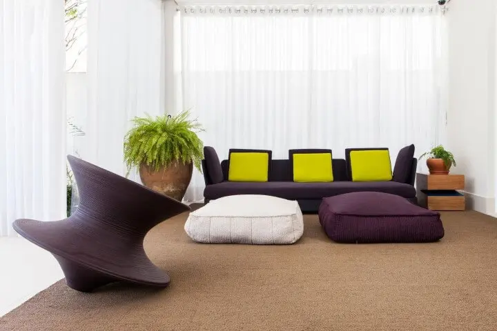 Sala de estar com decoração neon com almofadas verde limão Projeto de Olegário de Sá
