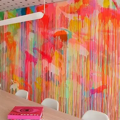 Sala de jantar com decoração neon com parede colorida Foto de Home Dzine