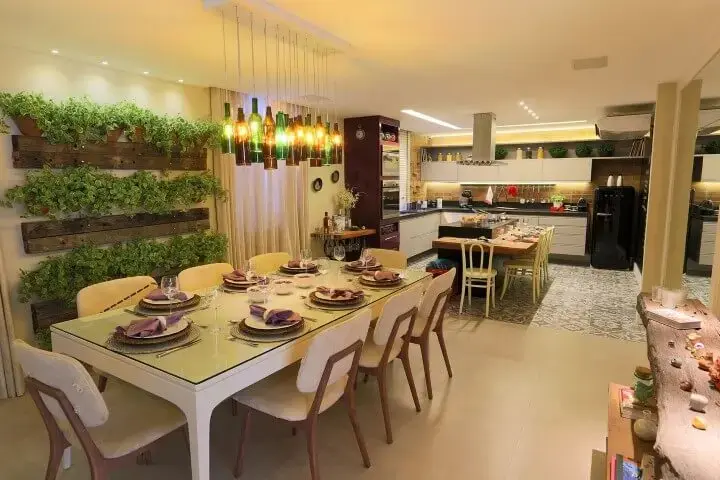 Sala de jantar integrada à cozinha com jardim vertical em vasos de cerâmica Projeto de Lorrayne Zucolotto